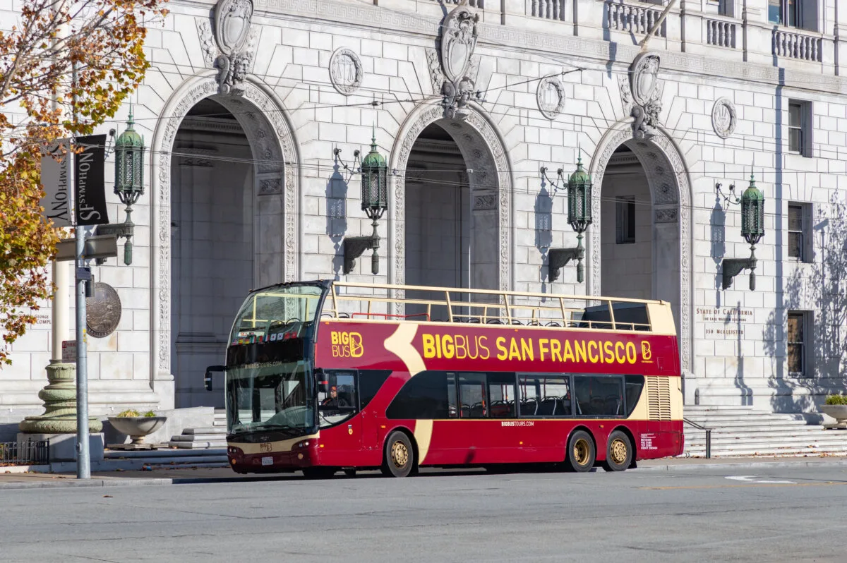 A picture of a BigBus San Francisco tour bus