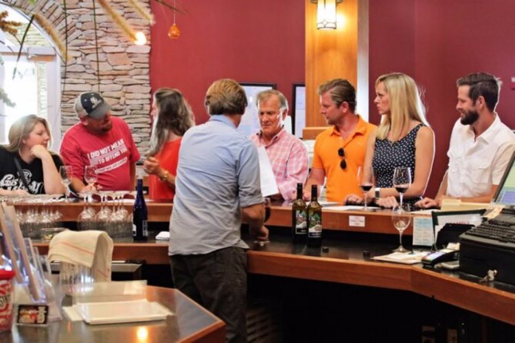Tourists in Branson Wine Tasting and Dinner Tour