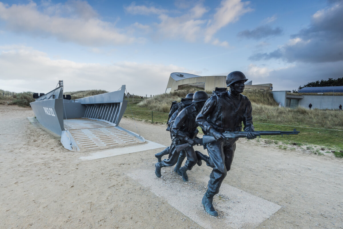 Sculpture of soldiers at landing memorial