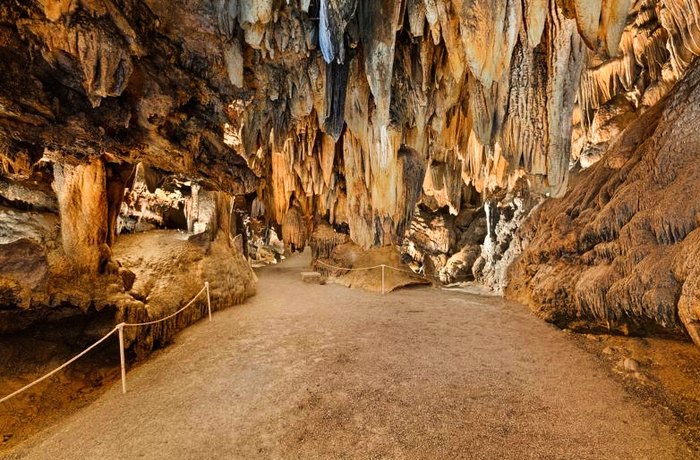 amazing cave and rock formations inside the desoto caverns