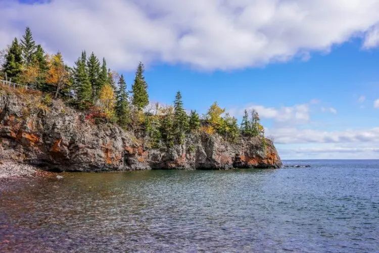 Rocky cliff along Lake Superior at Tettegouche State Park 