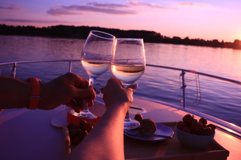 Champagne on a boat tour