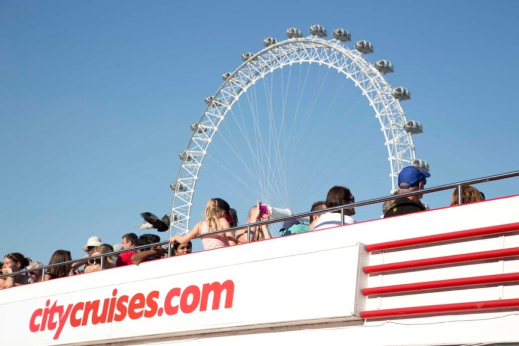 Tourists exploring and sightseeing London on a Tootbus tour with cruise experience