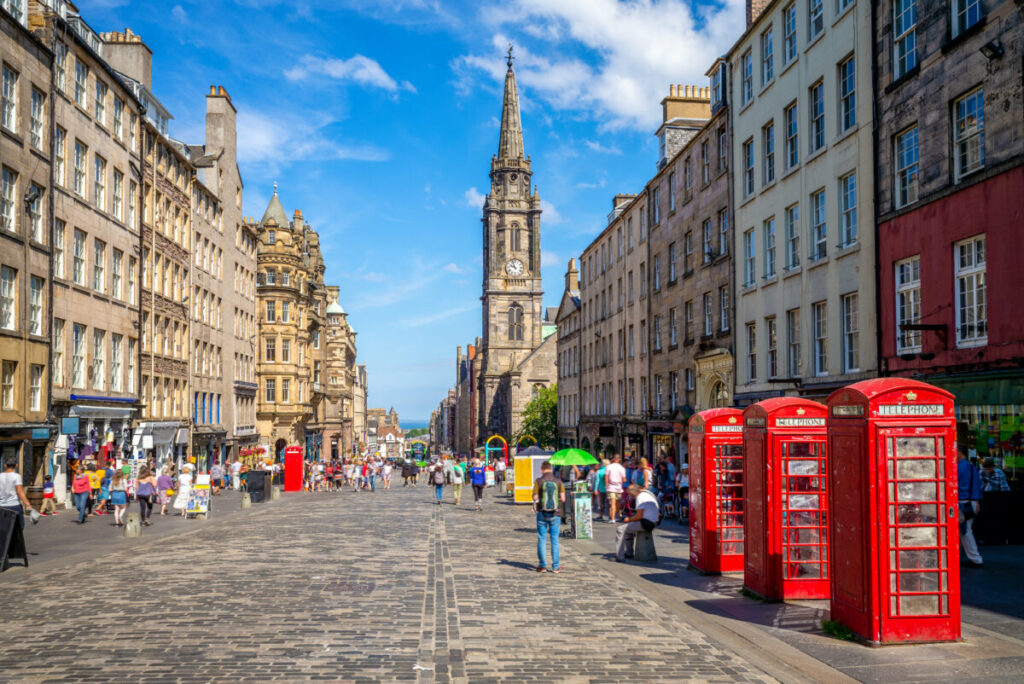 Street view and the crowd at Royal Mile in Edinburgh, Scotland